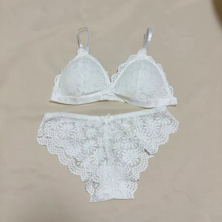 [BUNJANG] White Lace Bra Panty Set / 화이트 레이스 브라 팬티 세트 (중고)