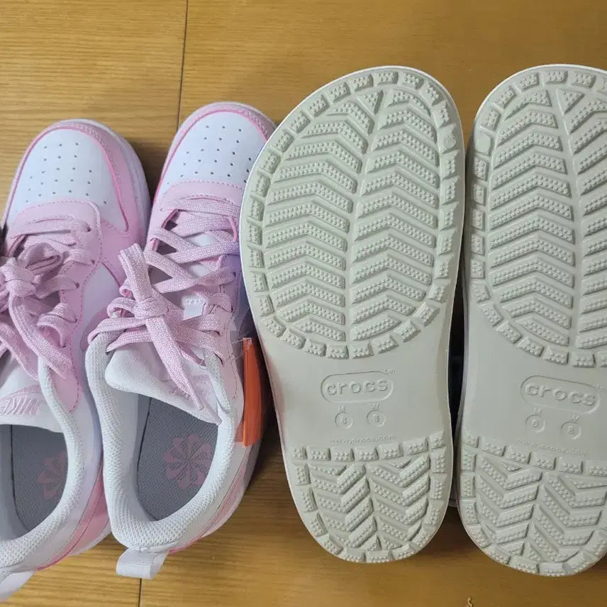[BUNJANG] Nike Dunk Low Pink &amp; Crocs Bayaband Clog (New with Tags) / 나이키 덩크 로우 핑크 + 크록스 바야밴드(텍있는 새제품)
