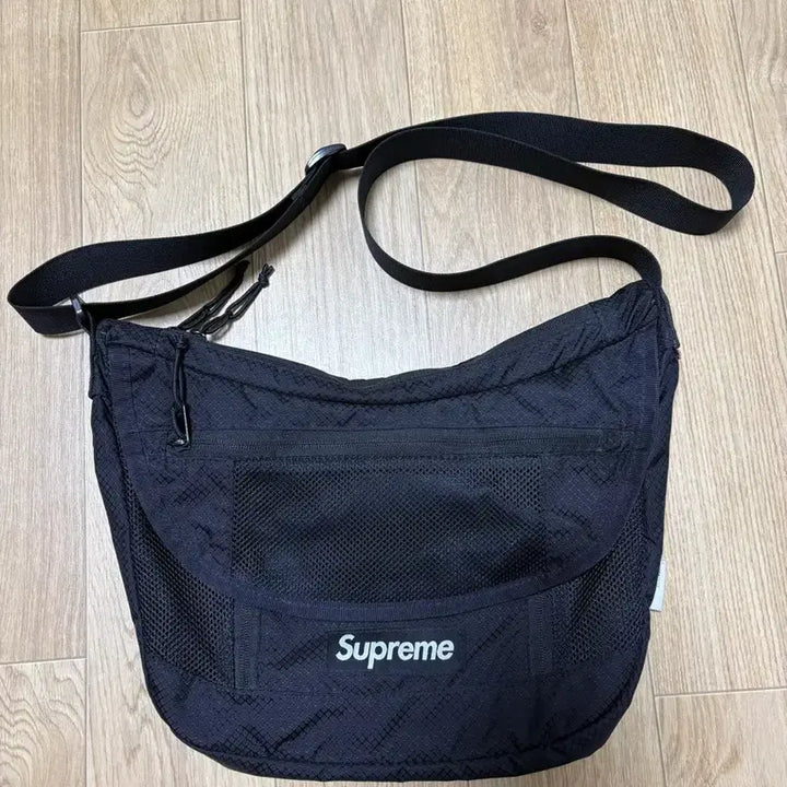 [BUNJANG] Supreme Small Messenger Bag Black 22SS / 슈프림 스몰 메신저백 블랙 22SS