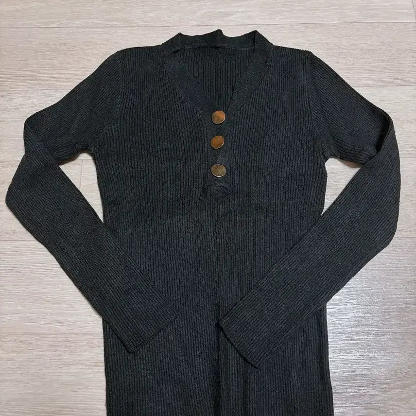 [BUNJANG] Gold Button Black Ribbed Knit Top / 골드 버튼 블랙 골지 니트
