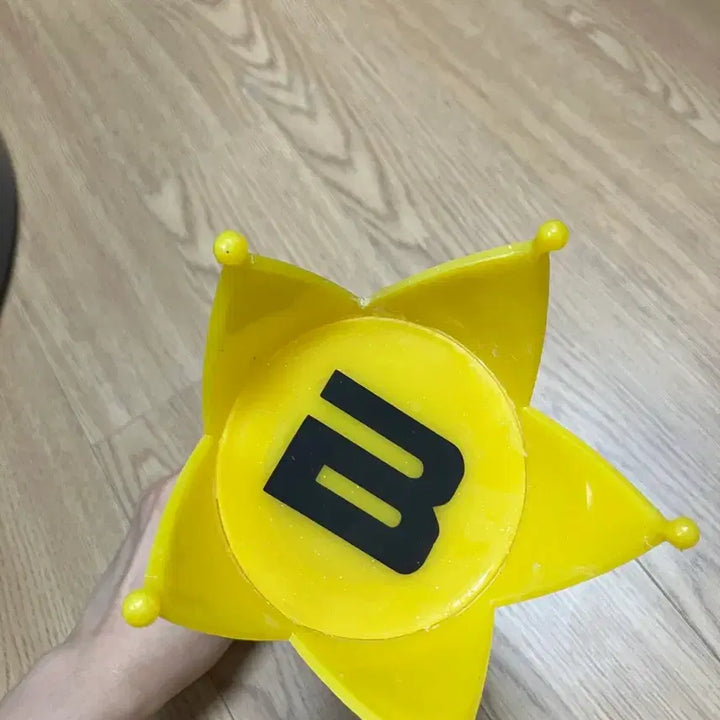 [SOLD OUT] [BUNJANG] Bigbang Official Lightstick Ver.2 / 빅뱅 응원봉 뱅봉 ver2