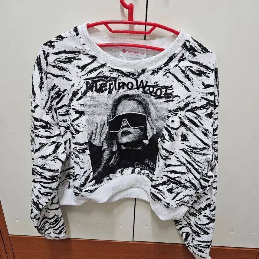 [BUNJANG] White Cropped Sweatshirt with Black and White Print / 크롭 맨투맨 새옷입니다