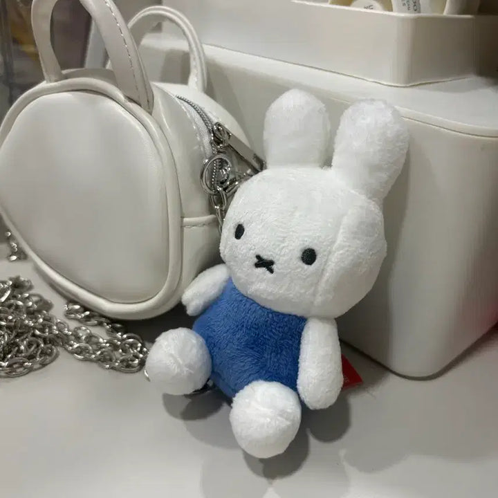 [BUNJANG] White Mini Crossbody Bag with Miffy Keychain / 화이트 미니 크로스백+ 미피키링