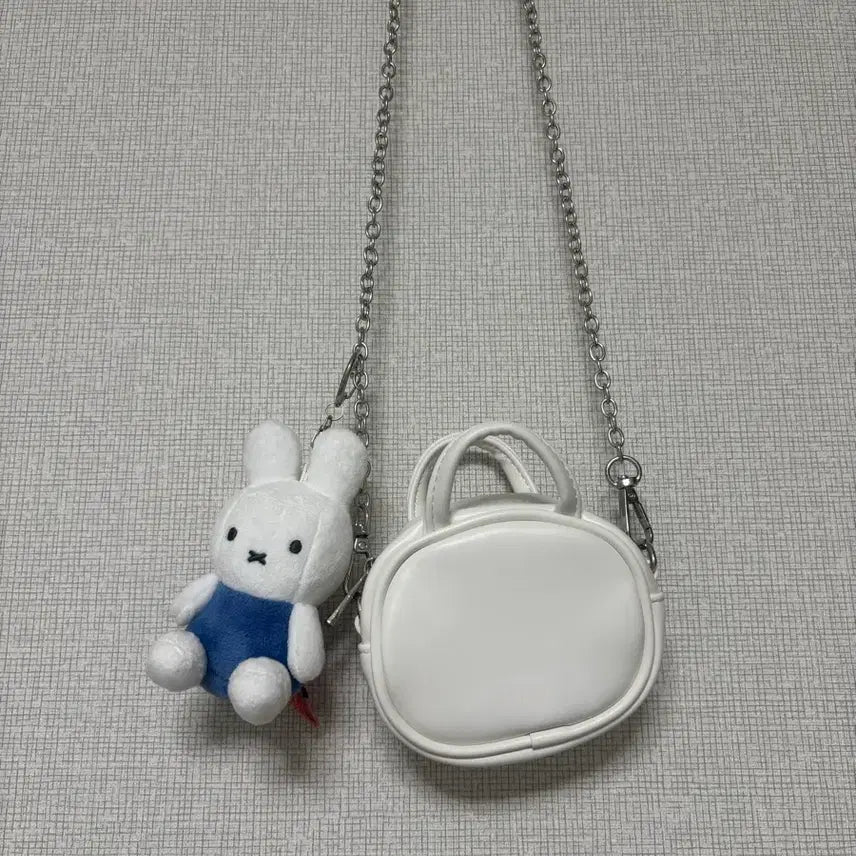 [BUNJANG] White Mini Crossbody Bag with Miffy Keychain / 화이트 미니 크로스백+ 미피키링