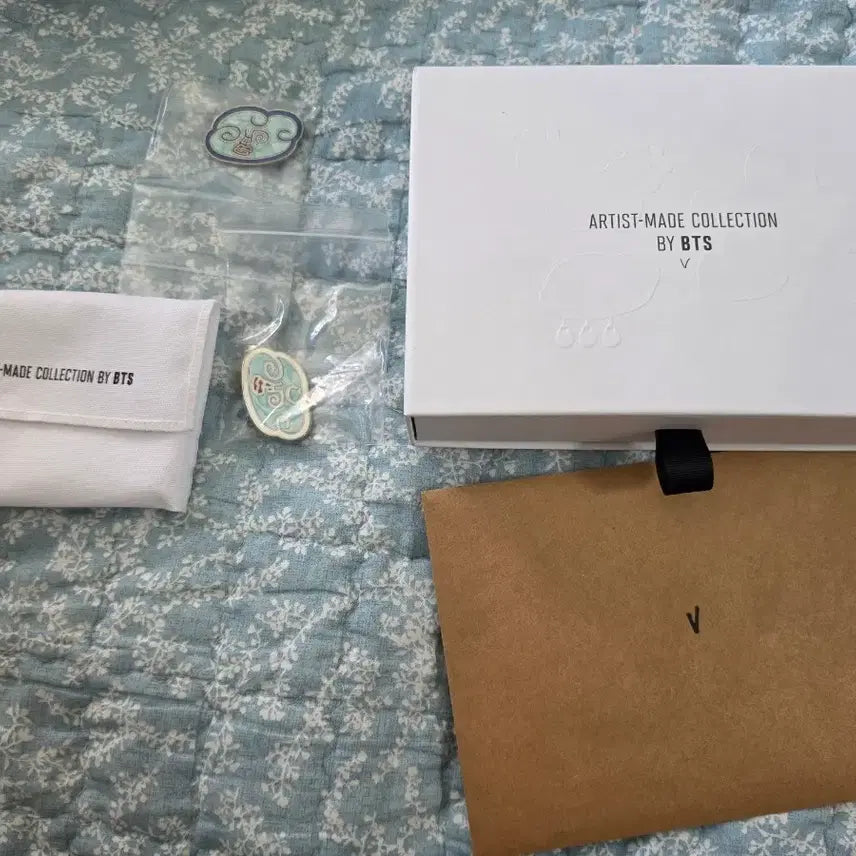 [BUNJANG] BTS V Artist-Made Collection Brooch Set / 방탄소년단 BTS V 아티스트메이드 브로치 세트