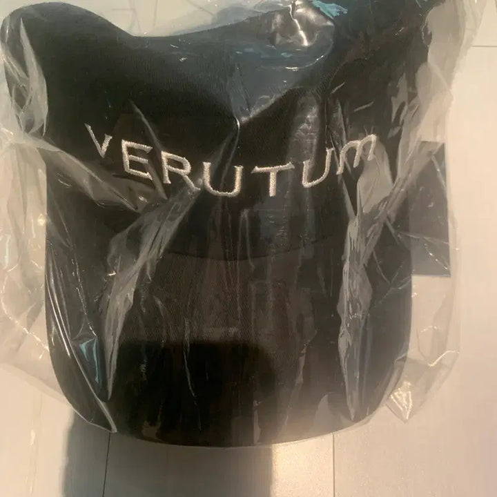 [BUNJANG] VERUTUM Logo Black Ball Cap / 무료배송)베루툼 로고 블랙 볼캡 모자 새상품