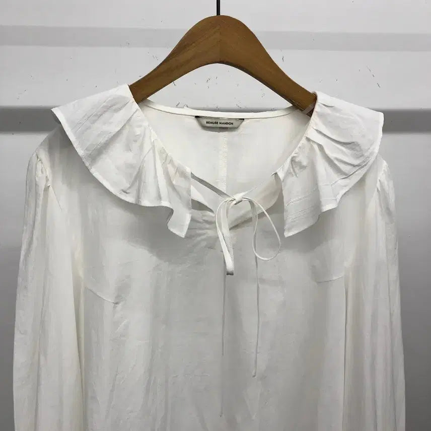 [BUNJANG] Bewbeemansion Ruffle Neck Blouse / 비뮤즈맨션 러플 넥 블라우스 F