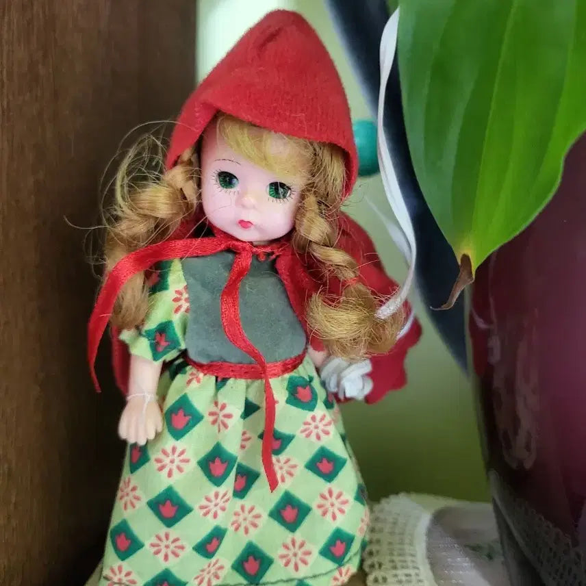 [BUNJANG] MacMadam Red Riding Hood Doll / 맥마담 빨간망토 인형