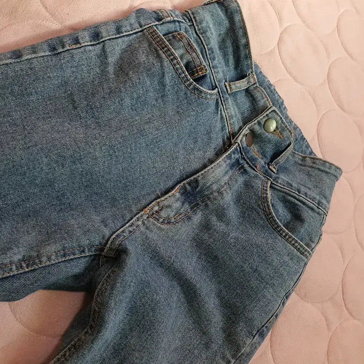 [BUNJANG] AURA Brand Light Blue Wash Bootcut Jeans / AURA 브랜드의 부츠컷 청바지예요연청 색상에 밑단이 자연스럽게 풀린