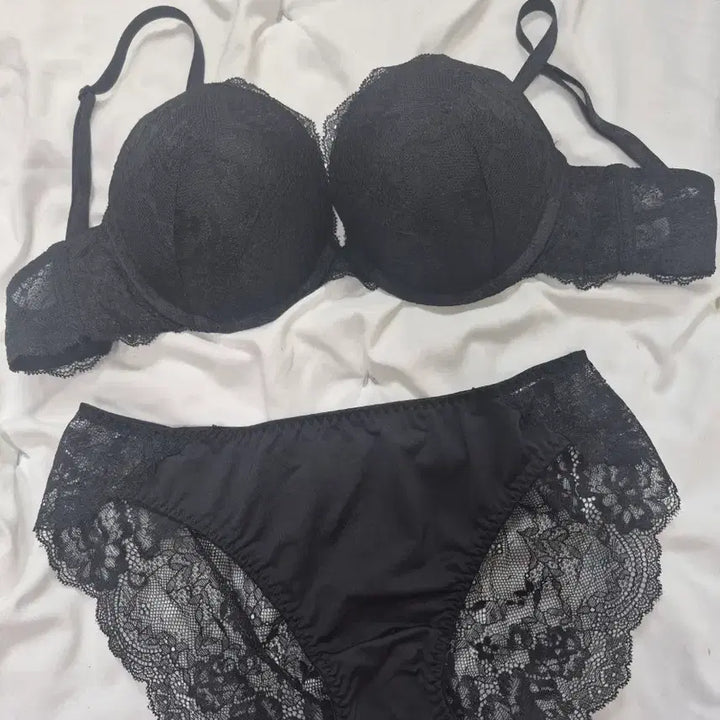 [BUNJANG] Black Lace Bra and Panty Set / 블랙 레이스 브라 팬티세트(중고)