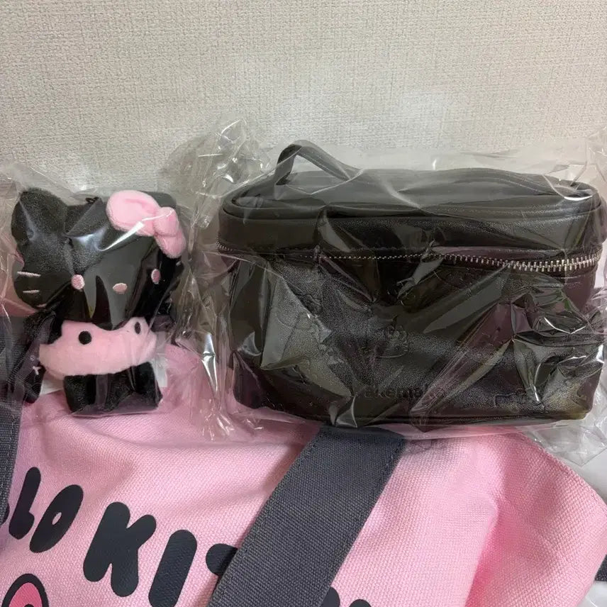 [BUNJANG] WAKEMAKE Hello Kitty Collaboration Pouch, Plush Keychain, Earphone Tint Set, Charm Keychain / 웨이크메이크 헬로키티 콜라보 세트 파우치