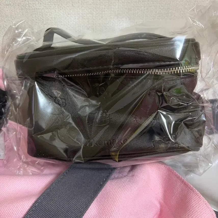 [BUNJANG] WAKEMAKE Hello Kitty Collaboration Pouch, Plush Keychain, Earphone Tint Set, Charm Keychain / 웨이크메이크 헬로키티 콜라보 세트 파우치