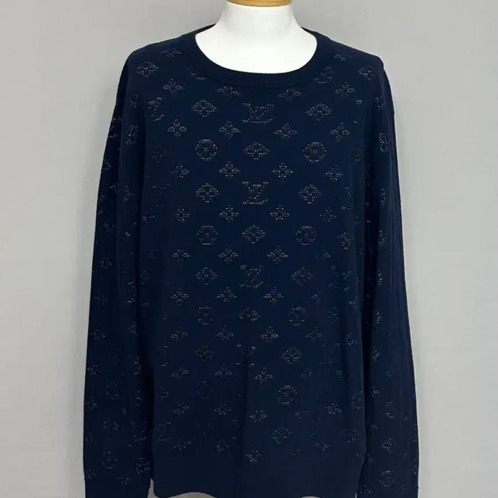 [BUNJANG] Louis Vuitton LVSE Drop Needle Monogram Crewneck Sweatshirt Navy XXL / 루이비통 LVSE 드롭 니들 모노그램 크루넥 맨투맨 네이비 색상 XXL