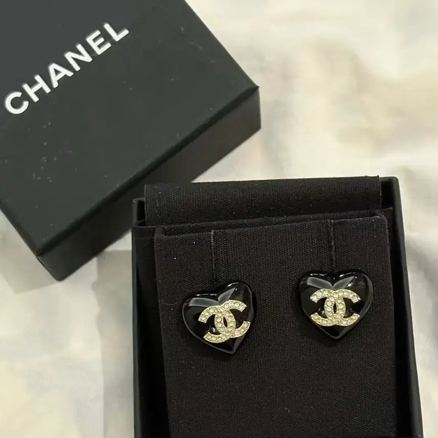 [BUNJANG] Chanel Black Heart Logo Earrings / 샤넬 블랙 하트 로고 귀걸이