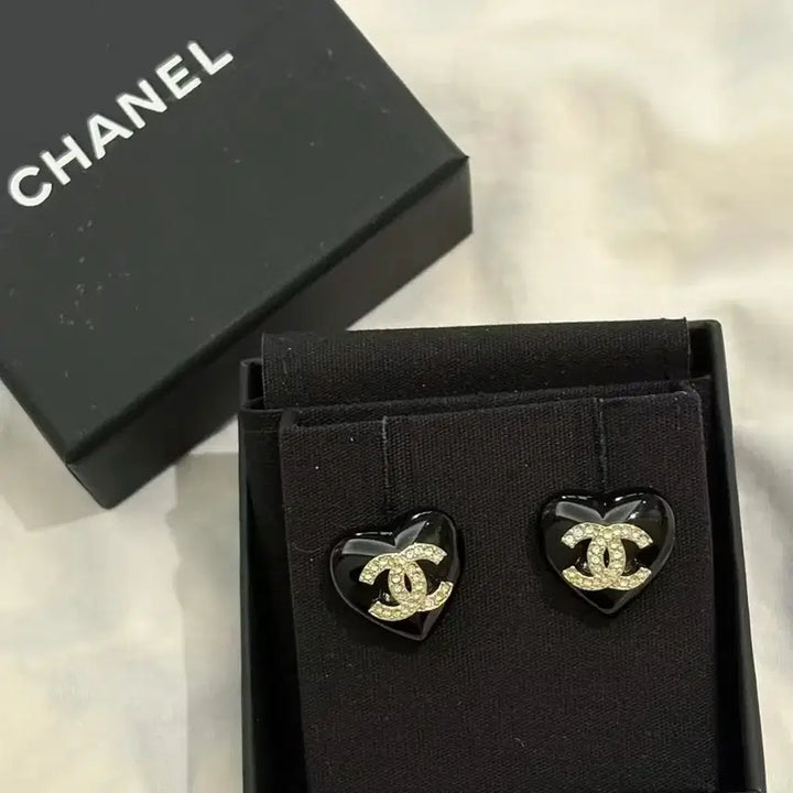 [BUNJANG] Chanel Black Heart Logo Earrings / 샤넬 블랙 하트 로고 귀걸이