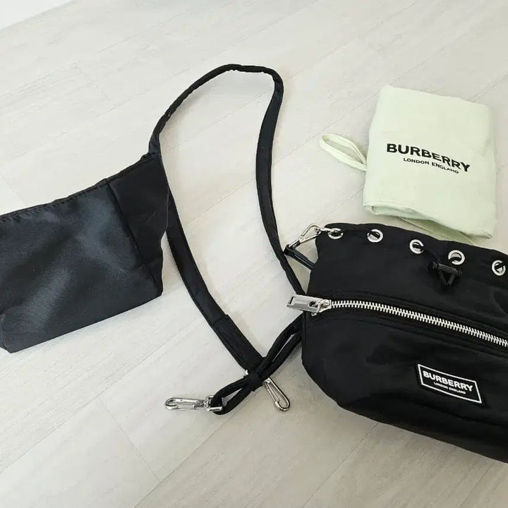 [BUNJANG] Burberry Drawstring Bucket Bag Black / 버버리 드로스트링 버킷백 블랙