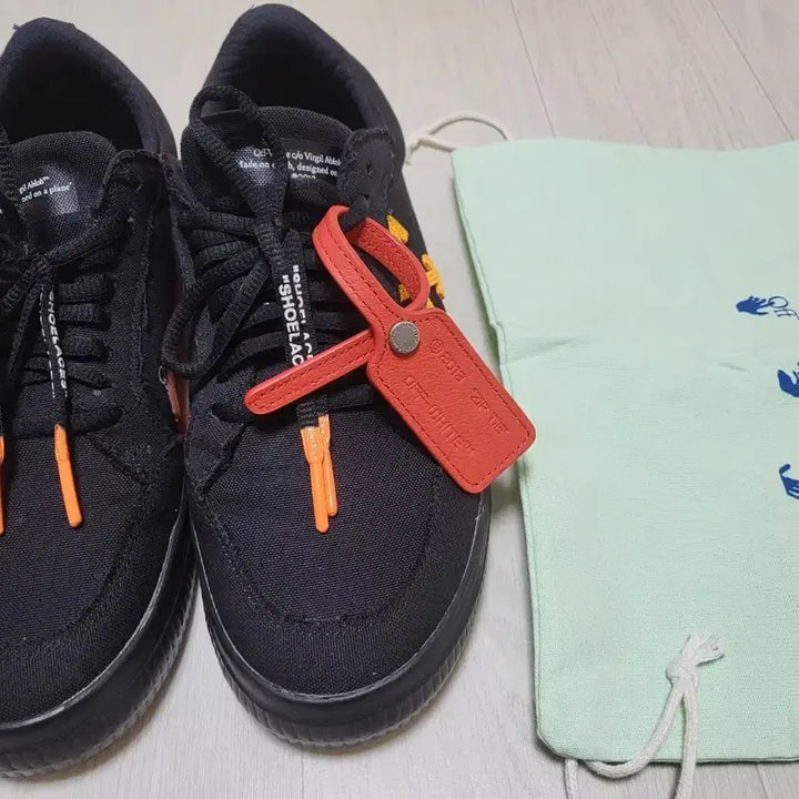 [BUNJANG] Off-White Black Sneakers with Dust Bag / 오프화이트 블랙 스니커즈 신발 + 더스트백