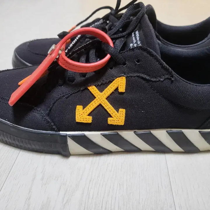 [BUNJANG] Off-White Black Sneakers with Dust Bag / 오프화이트 블랙 스니커즈 신발 + 더스트백