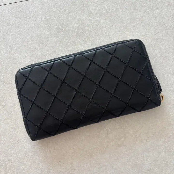 [SOLD OUT] 샤넬 블랙 금장 퀼팅 장지갑