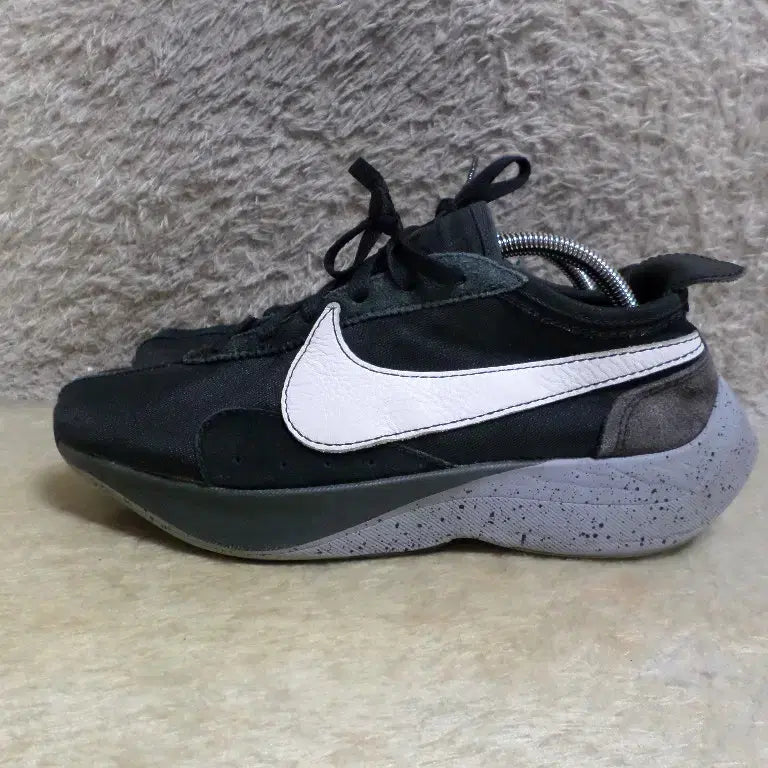 [BUNJANG] Nike Moon Racer Black Sneakers / 후루룩구제2 265 나이키 문레이서 블랙 운동화 중고 신발 260509