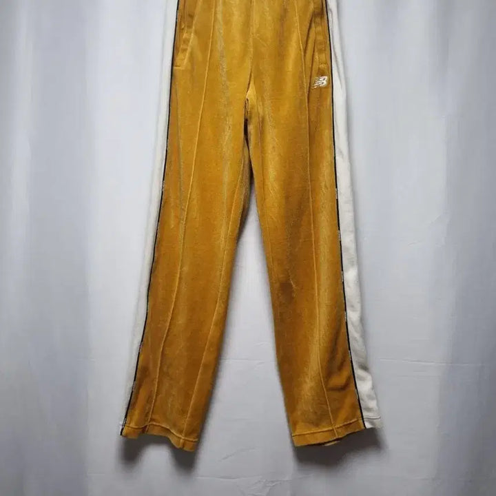 [BUNJANG] New Balance Velvet Track Pants / 뉴발란스 벨벳 트랙 팬츠