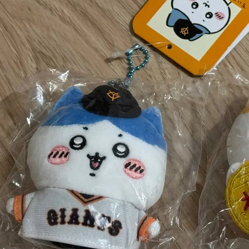 [BUNJANG] Chiikawa Hachiware Yomiuri Giants Collaboration Plush / 먼작귀 치이카와 요미우리 자이언츠 콜라보 하치와레