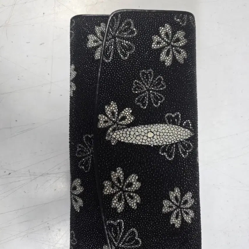 [BUNJANG] Black Stingray Leather Long Wallet with Flower Pattern / 블랙 플라워패턴의 가오리 장지갑