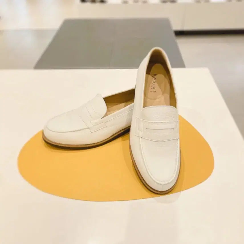 [BUNJANG] SODA Basic Edition White Leather Loafers - Size 260 / 소다 베이직 에디션 화이트 로퍼 260
