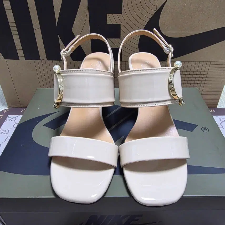 [BUNJANG] FORCA Designer Sandals Beige Enamel Heel / FORCA 디자이너 샌들 베이지 에나멜힐