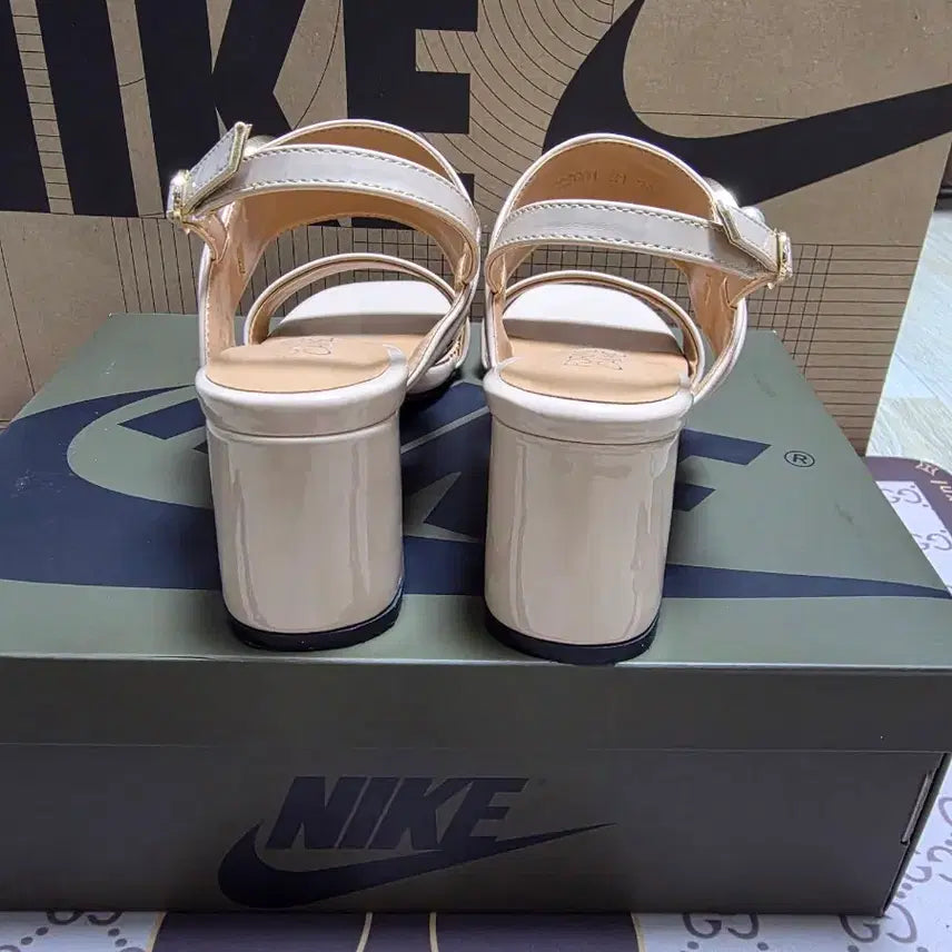 [BUNJANG] FORCA Designer Sandals Beige Enamel Heel / FORCA 디자이너 샌들 베이지 에나멜힐