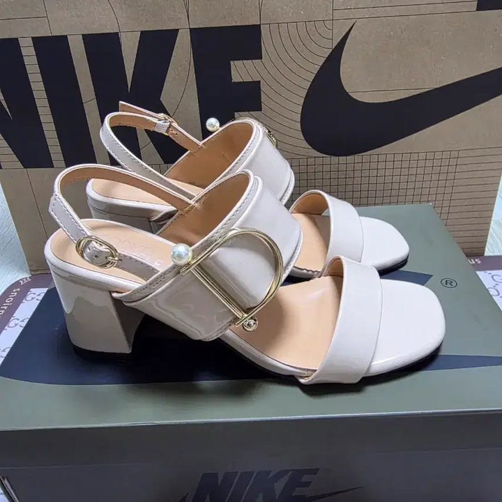 [BUNJANG] FORCA Designer Sandals Beige Enamel Heel / FORCA 디자이너 샌들 베이지 에나멜힐