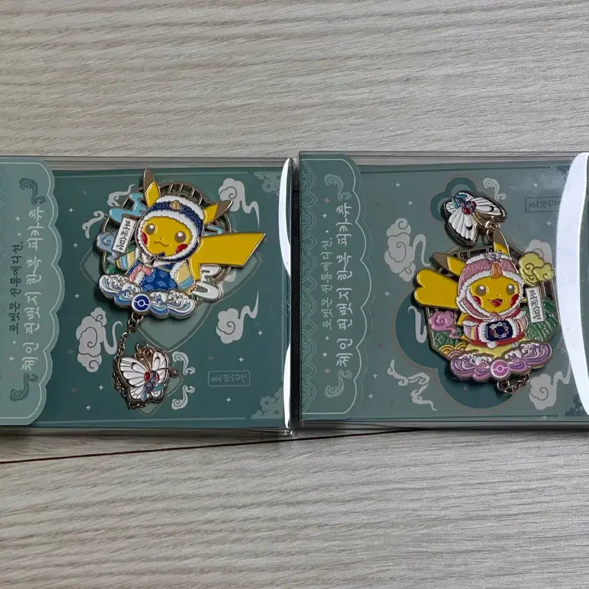 [BUNJANG] Pokemon Traditional Edition Hanbok Pikachu (Male/Female) Pin Badge Set - 2 Types, Sealed / 포켓몬 전통 에디션 한복 피카츄 암수 핀뱃지 2종 미개봉