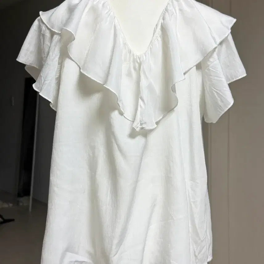 [BUNJANG] Nice Clauf White Frill Blouse with String Detail / 나이스클라우프 화이트 프릴 블라우스 끈 장식