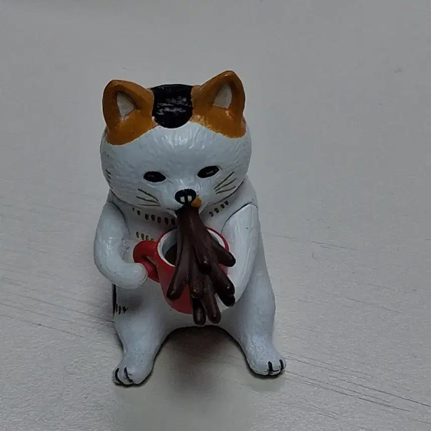 [BUNJANG] Coffee Spitting Cat Figurine / 커피 뿝는 고양이 피규어 판매합니다!