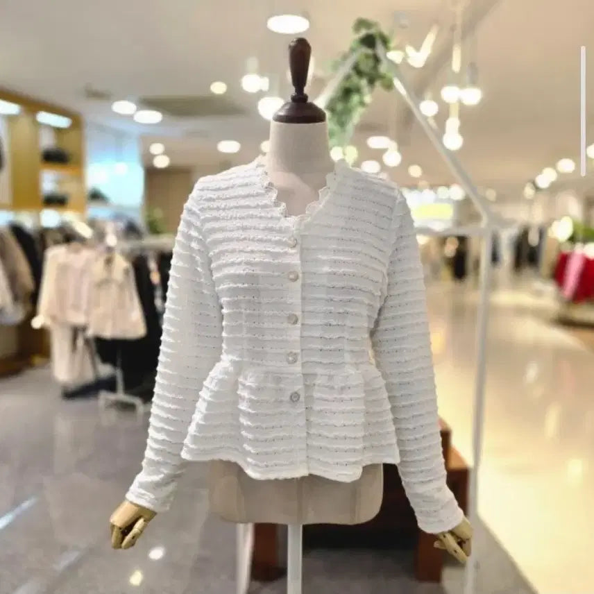 [BUNJANG] Punch Lace Flare Blouse / 펀칭 레이스 플레어 블라우스