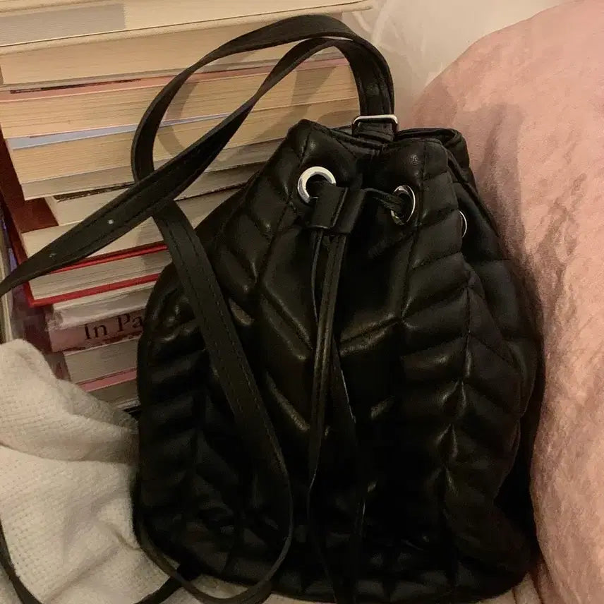 [BUNJANG] ZARA Quilted Bucket Backpack Black / ZARA 자라 퀼팅 버킷 백팩 블랙 가방