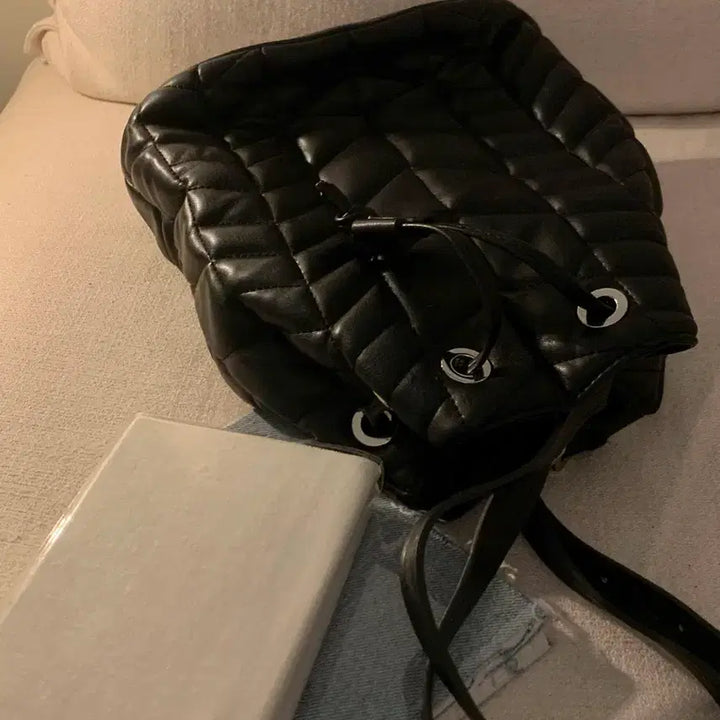 [BUNJANG] ZARA Quilted Bucket Backpack Black / ZARA 자라 퀼팅 버킷 백팩 블랙 가방