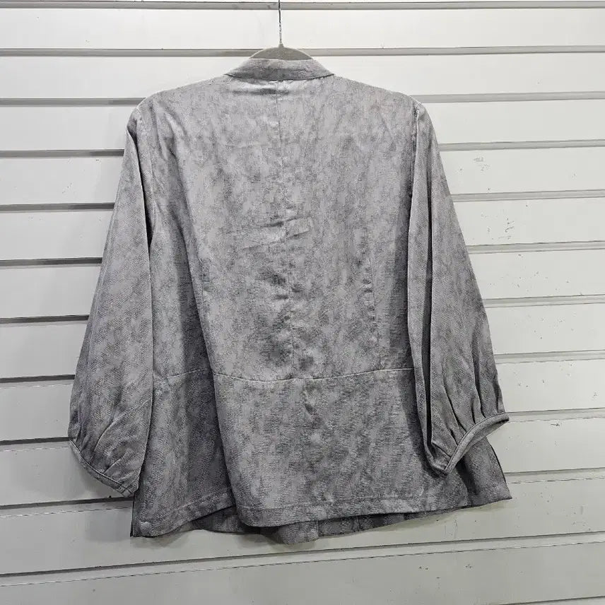 [BUNJANG] Rasca Punggi Inyeon Gray Three-Quarter Sleeve Blouse / 라스카  풍기인견 그레이 칠부소매 블라우스/보물찾기천사