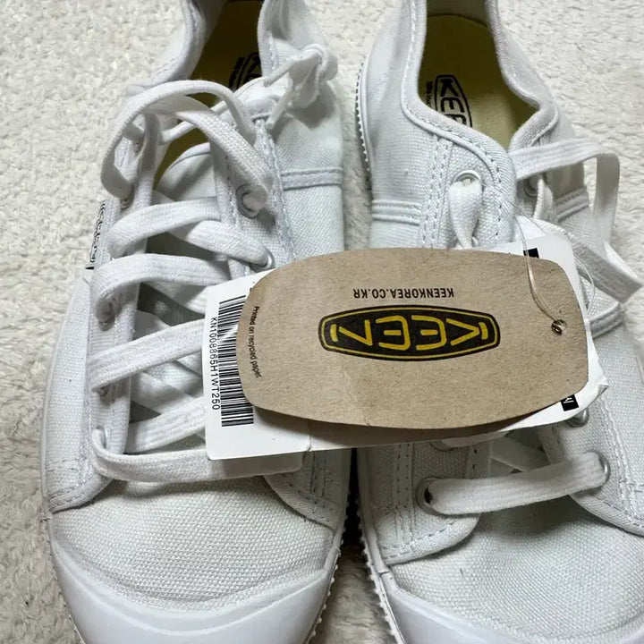 [BUNJANG] KEEN White Sneakers Size 250 / 킨 KEEN 화이트 스니커즈 250