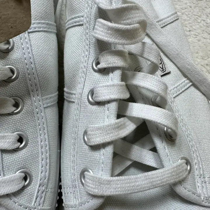 [BUNJANG] KEEN White Sneakers 280 / 킨 KEEN 화이트 스니커즈 280