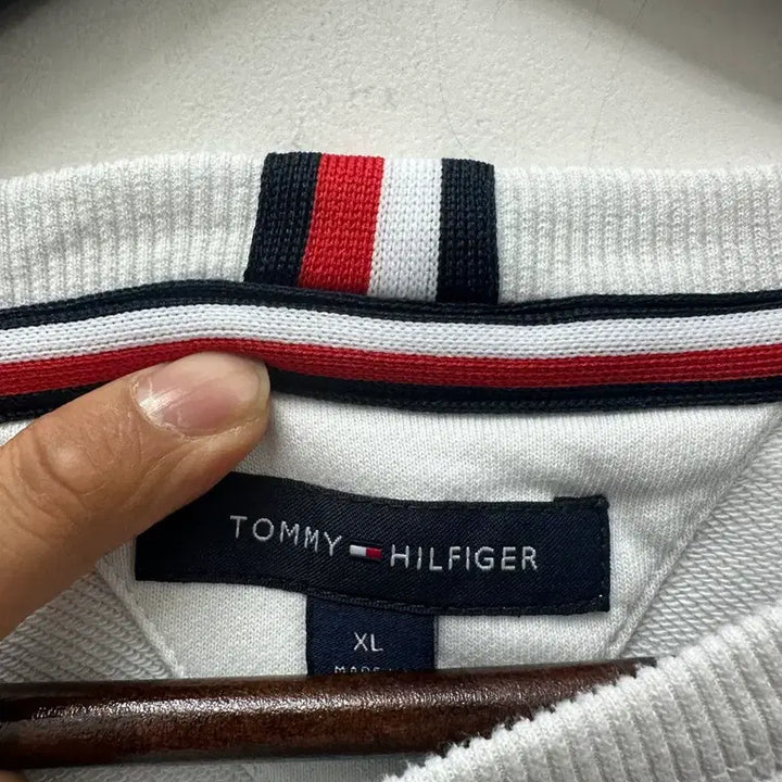 [BUNJANG] Tommy Hilfiger White Sweatshirt Size 105 / [만원 아라비아빈티지]타미힐피거 화이트 맨투맨 티셔츠 105