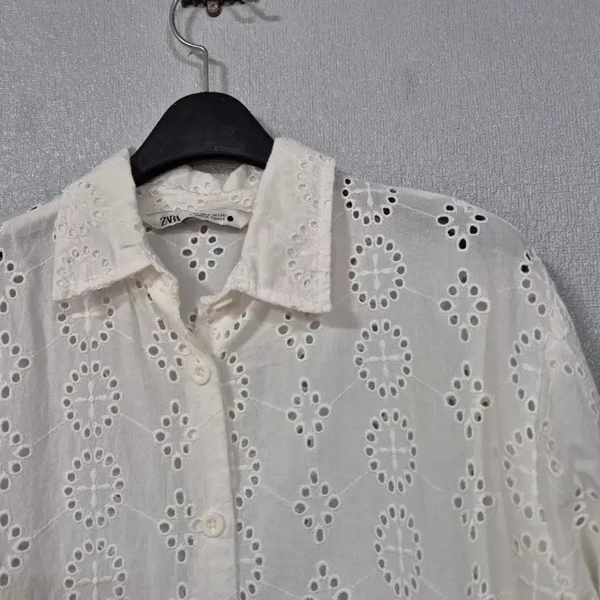 [BUNJANG] Zara Eyelet Blouse White / 자라 아일렛 블라우스 화이트 55~66