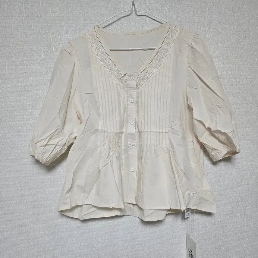 [BUNJANG] Ivory Lace Pintuck Blouse (5-Button) / 아이보리 레이스 핀턱 블라우스 5부