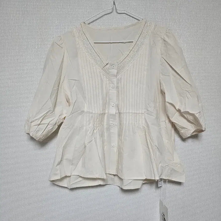 [BUNJANG] Ivory Lace Pintuck Blouse (5-Button) / 아이보리 레이스 핀턱 블라우스 5부