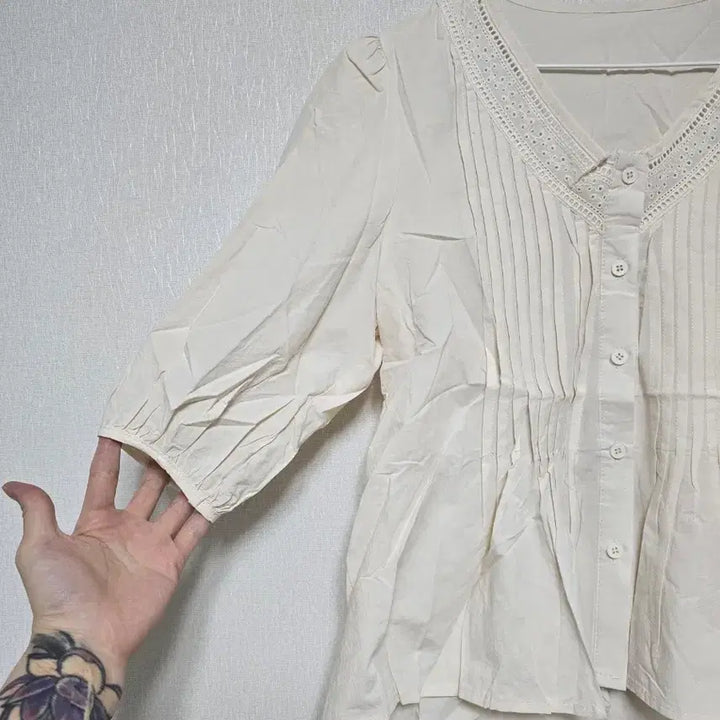 [BUNJANG] Ivory Lace Pintuck Blouse (5-Button) / 아이보리 레이스 핀턱 블라우스 5부
