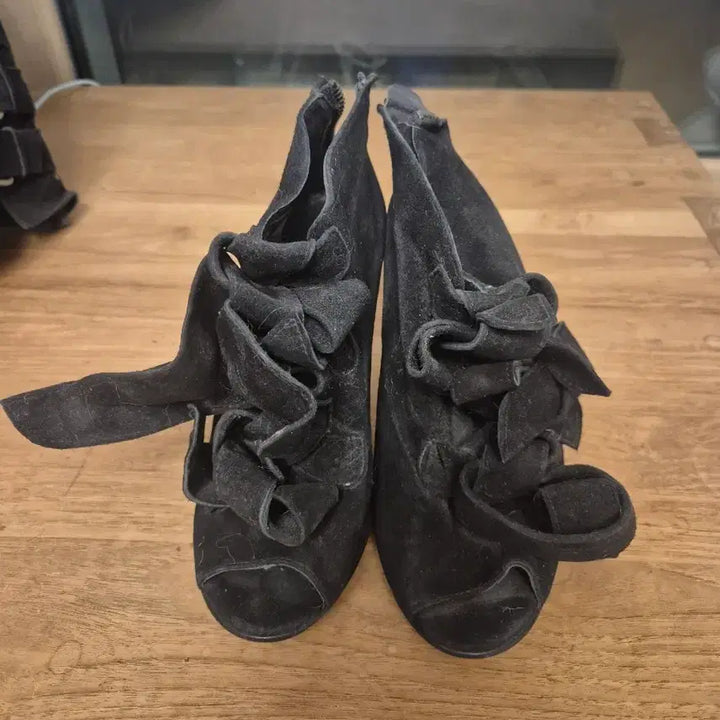 [BUNJANG] Black Suede Flower Detail Open-Toe Heels / 블랙 스웨이드 플라워 장식 오픈토 힐