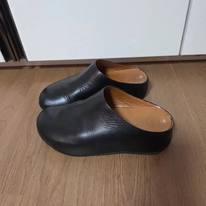 [BUNJANG] Fitflop Black Leather Clog Mule Slippers / 핏플랍 가죽 클로그 블랙 뮬 슬리퍼