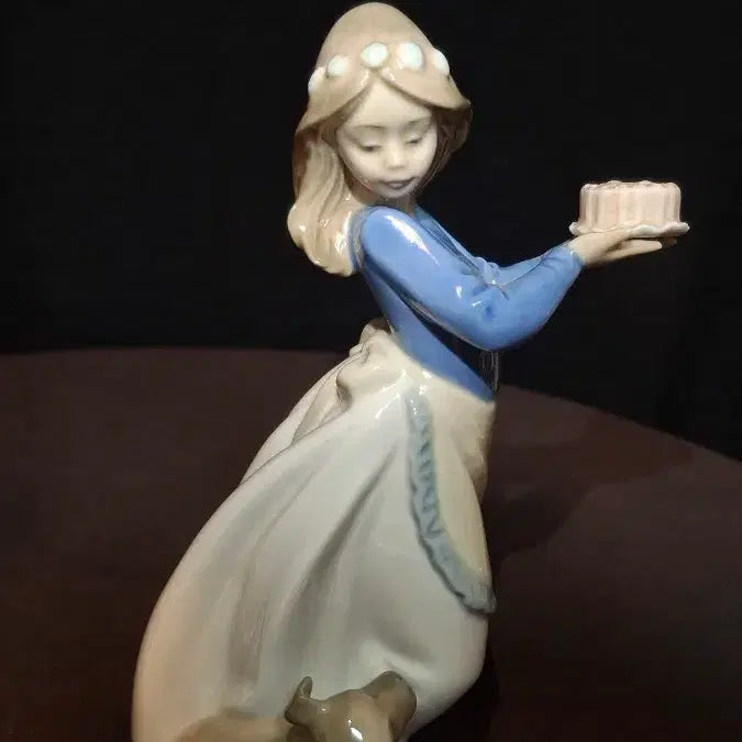 [BUNJANG] Lladró Girl with Cake Figurine / 스페인 야드로 케익든소녀