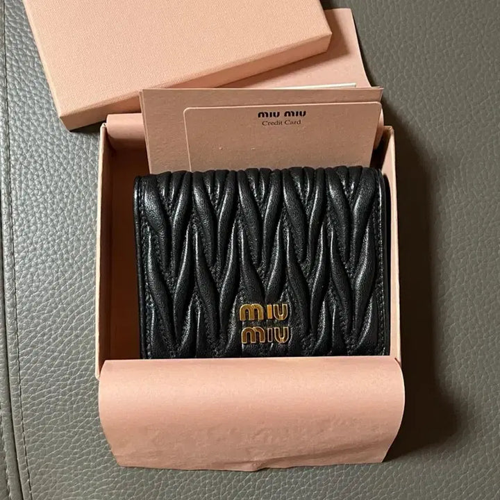 [BUNJANG] Miu Miu Matelassé Wallet Black / 미우미우 마테라쎄 반지갑 블랙