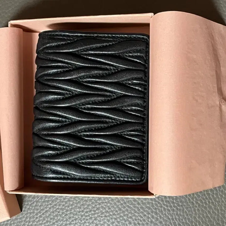 [BUNJANG] Miu Miu Matelassé Wallet Black / 미우미우 마테라쎄 반지갑 블랙